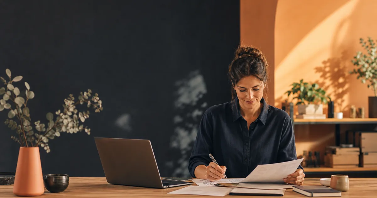 Workflow clients, devis et factures reliant les coordonnées client, un devis, une facture et les paiements